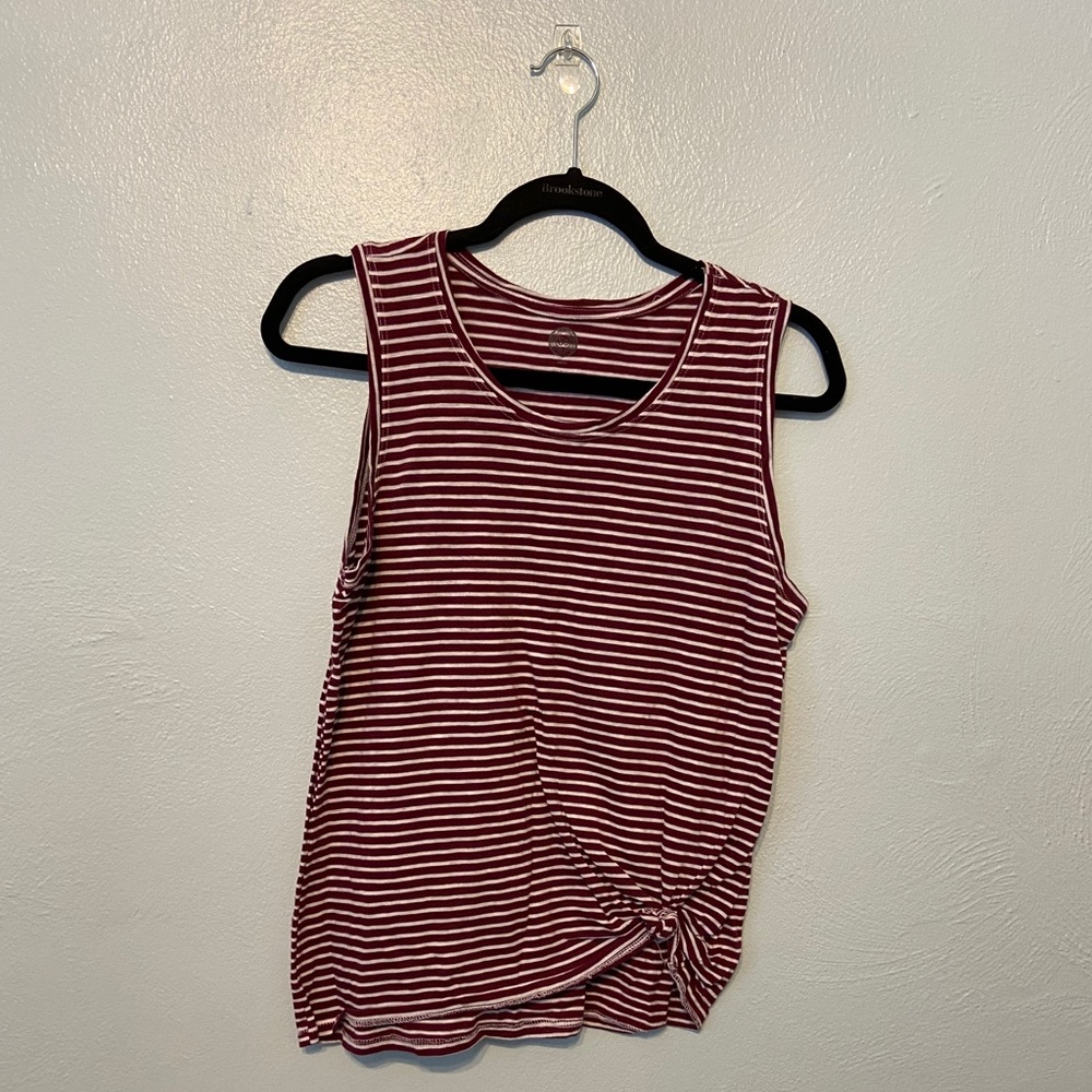 Summery tank top with cute knot!